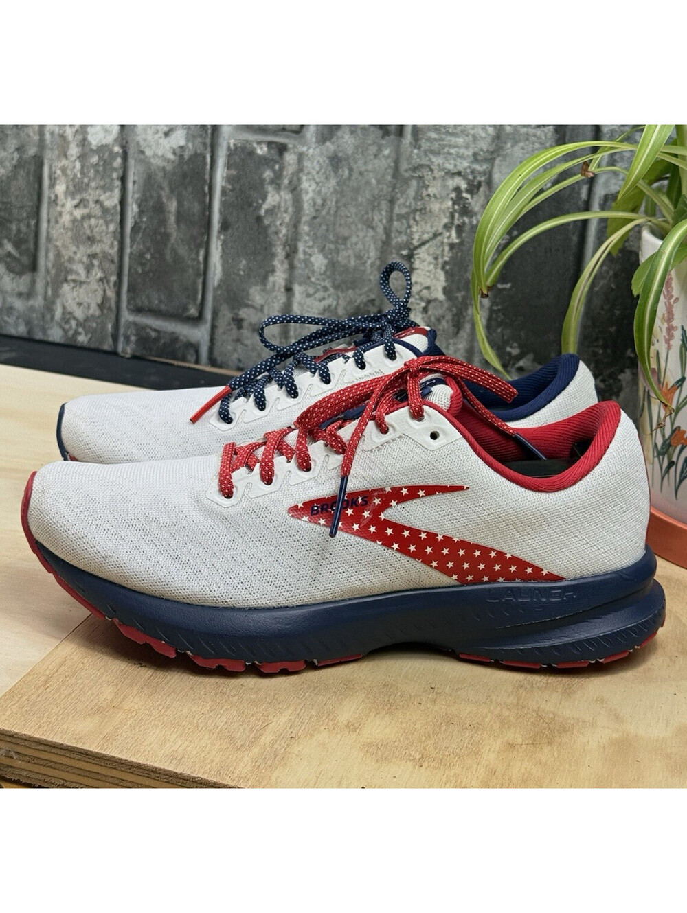 Brooks Launch 7 Women’s White/Red/Blue Low Top Lace-Up Running Shoes 120322